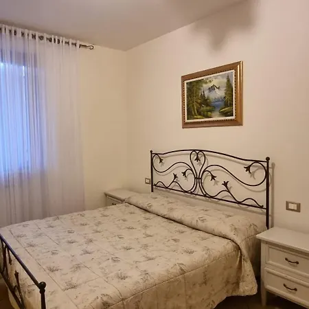 Maria Luminoso E Accogliente